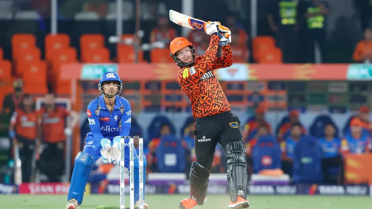 ಇಂಡಿಯನ್ ಪ್ರೀಮಿಯರ್ ಲೀಗ್ (IPL 2024) ಸೀಸನ್ 17ರ 18 ಪಂದ್ಯಗಳ ಮುಕ್ತಾಯದ ವೇಳೆಗೆ 300 ಕ್ಕಿಂತ ಅಧಿಕ ಸಿಕ್ಸ್ಗಳು ಮೂಡಿಬಂದಿವೆ. ಇದರಲ್ಲಿ ಅತೀ ಹೆಚ್ಚು ಸಿಕ್ಸ್ ಬಾರಿಸಿರುವುದು ಸನ್ರೈಸರ್ಸ್ ಹೈದರಾಬಾದ್ ತಂಡದ ಸ್ಪೋಟಕ ಬ್ಯಾಟರ್ ಹೆನ್ರಿಕ್ ಕ್ಲಾಸೆನ್.