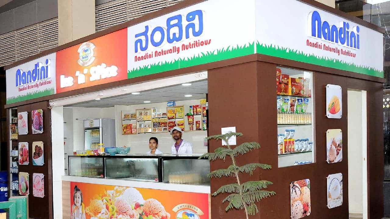 Nandini Milk: ಕೆಎಂಎಫ್ಗೆ ಈಗ 50 ವರ್ಷದ ಇತಿಹಾಸ; ನಂದಿನಿ ಬ್ರ್ಯಾಂಡ್ ಶುರುವಾದ ಕಥೆ; ಅಮೂಲ್ ಅನ್ನು ಮೀರಿಸಬಲ್ಲುದಾ? Nandini Milk: ಕೆಎಂಎಫ್ಗೆ ಈಗ 50 ವರ್ಷದ ಇತಿಹಾಸ; ನಂದಿನಿ ಬ್ರ್ಯಾಂಡ್ ಶುರುವಾದ ಕಥೆ; ಅಮೂಲ್ ಅನ್ನು ಮೀರಿಸಬಲ್ಲುದಾ?