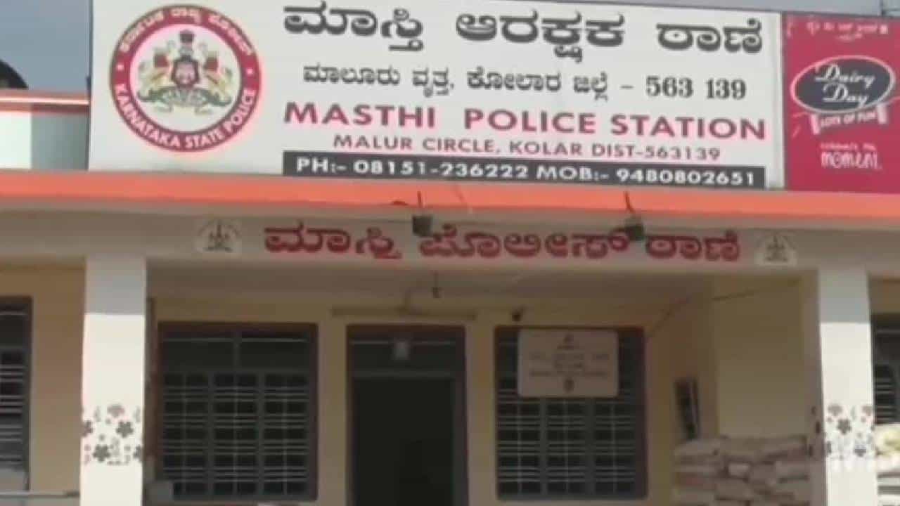 ಕೋಲಾರ ಕೊಲೆ ಪ್ರಕರಣ: ಆರೋಪಿಗಳ ಮೇಲೆ ಪೊಲೀಸ್ ಫೈರಿಂಗ್, ಬಂಧನ ಕೋಲಾರ ಕೊಲೆ ಪ್ರಕರಣ: ಆರೋಪಿಗಳ ಮೇಲೆ ಪೊಲೀಸ್ ಫೈರಿಂಗ್, ಬಂಧನ