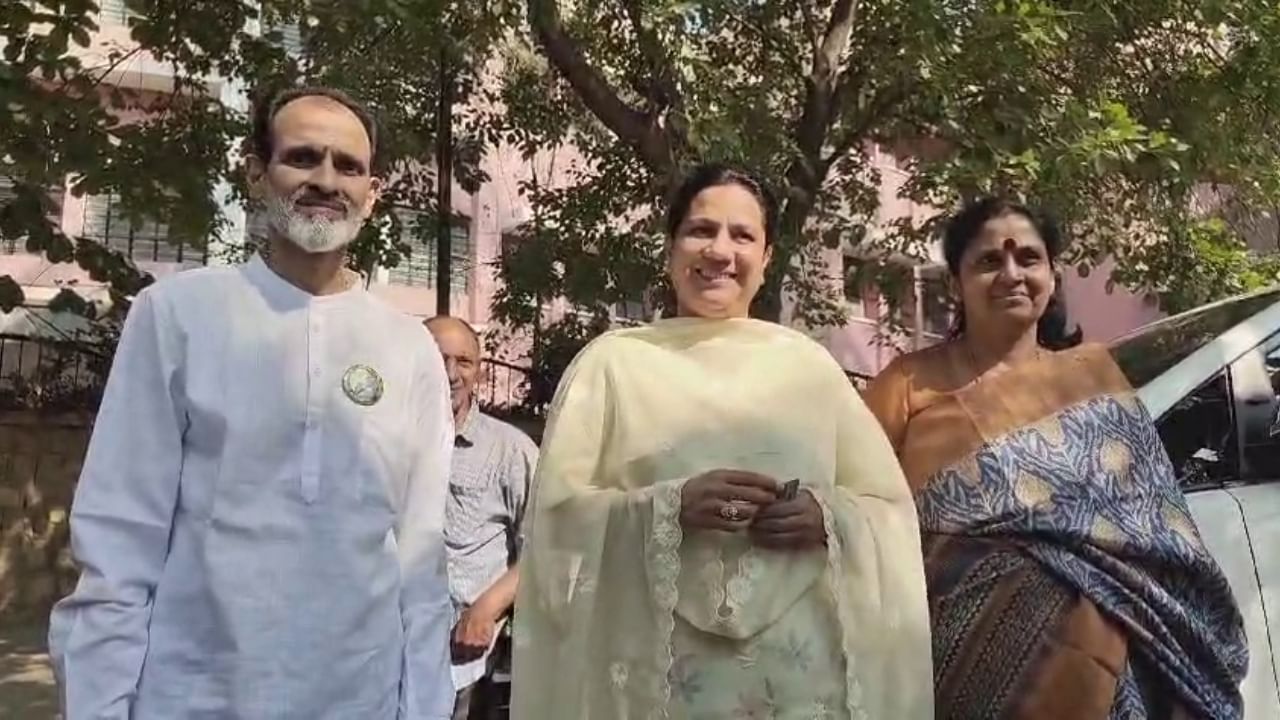 ಅಶ್ವಿನಿ ಪುನೀತ್ ರಾಜ್ಕುಮಾರ್, ರಾಘವೇಂದ್ರ ರಾಜ್ಕುಮಾರ್ ಹಾಗೂ ಕುಟುಂಬದವರು ಆಗಮಿಸಿ ಮತ ಹಾಕಿದರು.