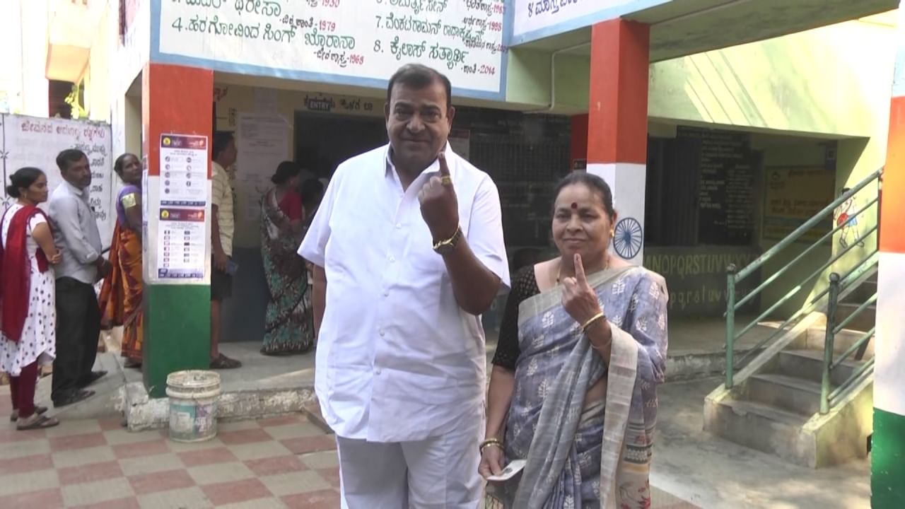 ದೊಡ್ಡಬಿದರಕಲ್ಲು ರೆಡ್ಡಿಕಟ್ಟೆ ಸರ್ಕಾರಿ ಶಾಲೆಯಲ್ಲಿ ನಟ ದೊಡ್ಡಣ್ಣ ಮತದಾನ ಮಾಡಿದ್ದಾರೆ. ಪತ್ನಿಯ ಜೊತೆ ಅವರು ಮತ ಹಾಕಿದ್ದಾರೆ.