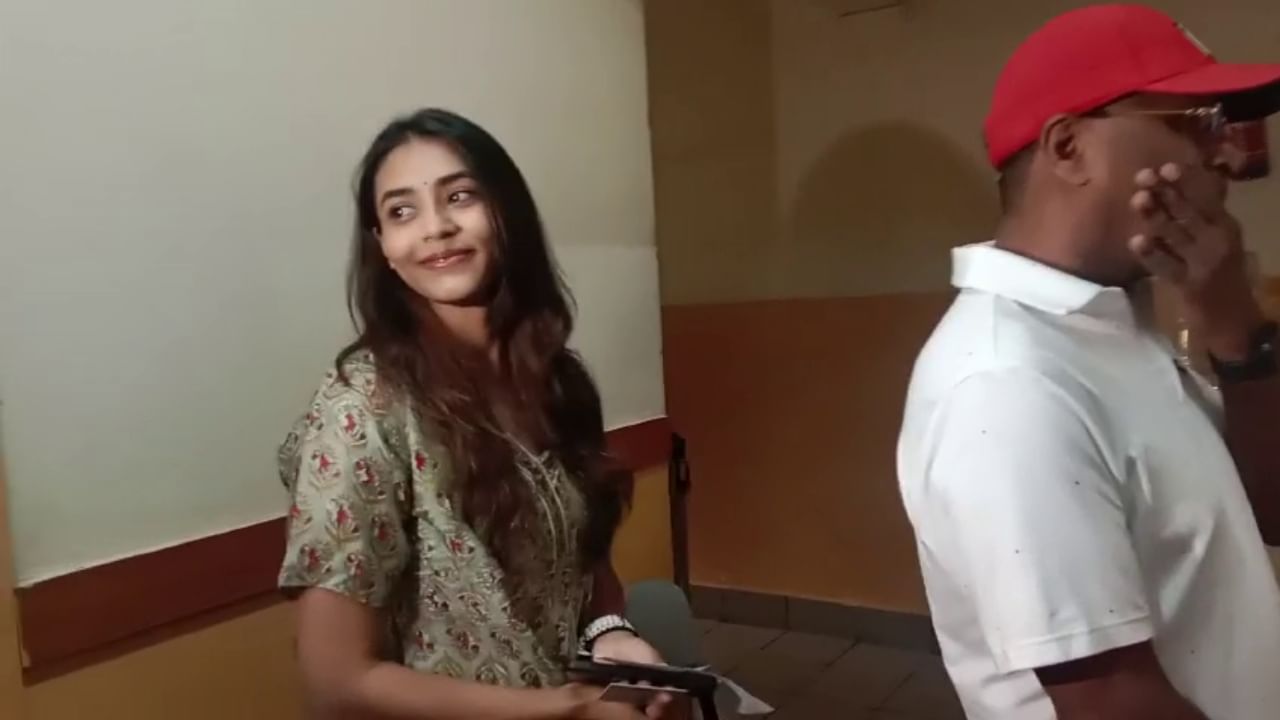 ಜೆ.ಪಿ ನಗರದಲ್ಲಿರುವ ಸೇಂಟ್ ಪೌಲ್ ಸ್ಕೂಲ್ನಲ್ಲಿ ‘ಕಾಂತಾರ’ ಚೆಲುವೆ ಸಪ್ತಮಿ ಗೌಡ ಮತದಾನ ಮಾಡಿದರು. ಆ ಸಂದರ್ಭದ ಫೋಟೋ ಇಲ್ಲಿದೆ.