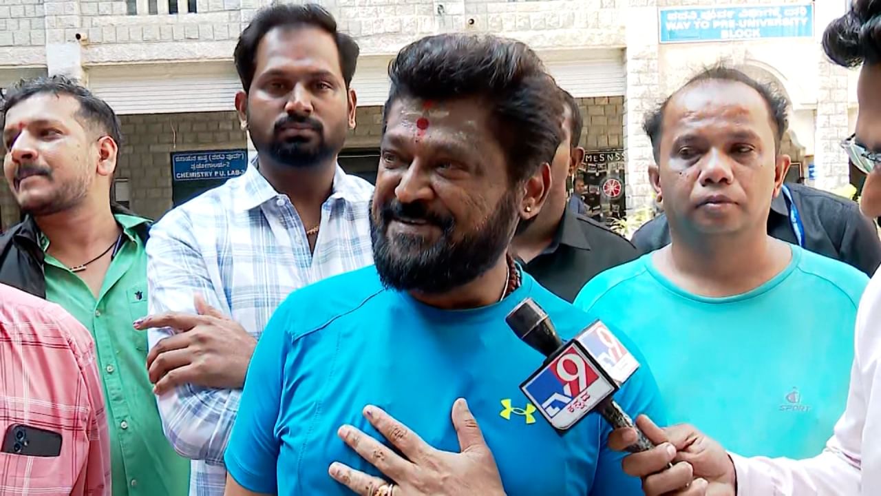 ನಟ ಜಗ್ಗೇಶ್ ಅವರು ಸರತಿ ಸಾಲಿನಲ್ಲಿ ನಿಂತು ಮತದಾನ ಮಾಡಿದರು. ಒಂದು ಗಂಟೆಗೂ ಹೆಚ್ಚು ಕಾಲ ಸಾಲಿನಲ್ಲಿ ನಿಂತು ಮತ ಹಾಕಿದರು ಅನ್ನೋದು ವಿಶೇಷ.