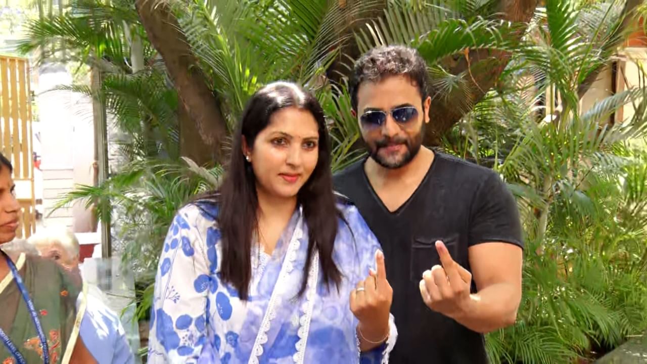 ನಟ ಶ್ರೀಮುರಳಿ ಮತದಾನ ಮಾಡಿದ್ದಾರೆ. ಬೆಂಗಳೂರಿನ ಮೌಂಟ್ ಕಾರ್ಮೆಲ್ ಕಾಲೇಜಿನಲ್ಲಿ ಕುಟುಂಬದ ಜೊತೆ ಬಂದು ಅವರು ಮತ ಚಲಾಯಿಸಿದ್ದಾರೆ.