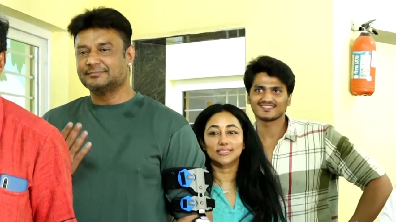 ರಾಜರಾಜೇಶ್ವರಿನಗರದ ಮೌಂಟ್ ಕಾರ್ಮೆಲ್ ಕಾಲೇಜ್ಗೆ ಆಗಮಿಸಿ ಚಾಲೆಂಜಿಂಗ್ ಸ್ಟಾರ್ ದರ್ಶನ್ ಮತದಾನ ಮಾಡಿದ್ದಾರೆ. ಈ ವೇಳೆ ಅವರ ಪತ್ನಿ ವಿಜಯಲಕ್ಷ್ಮಿ ಕೂಡ ಇದ್ದರು.