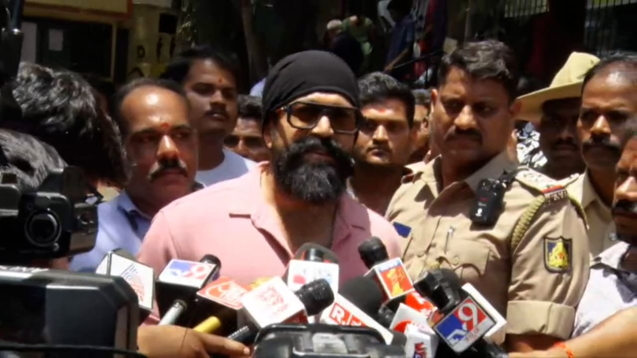ದಕ್ಷಿಣ ಲೋಕಸಭಾ ಕ್ಷೇತ್ರದ ಅಡಿಯಲ್ಲಿ ಬರುವ ಹೊಸಕೆರೆಹಳ್ಳಿ ಸರ್ಕಾರಿ ಕಿರಿಯ ಪ್ರಾಥಮಿಕ ಶಾಲೆಯಲ್ಲಿ ಯಶ್ ಆಗಮಿಸಿ ಮತ ಹಾಕಿದ್ದಾರೆ.
