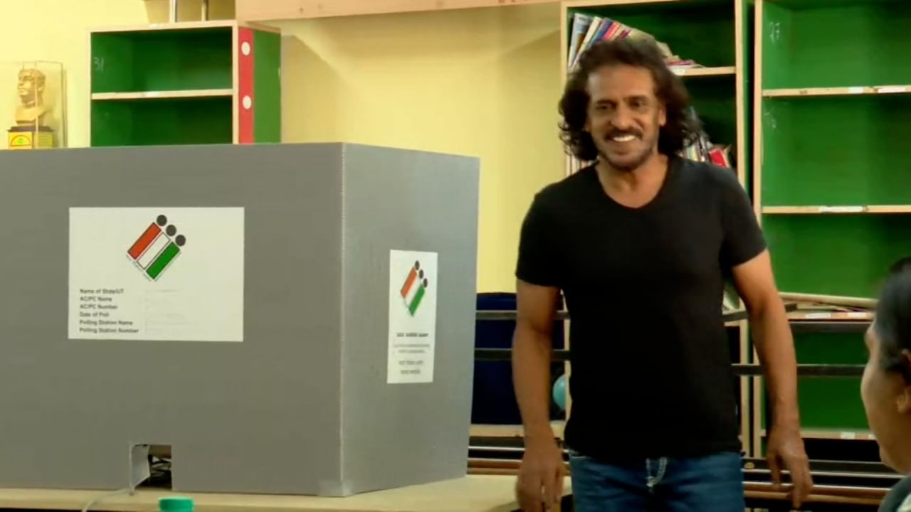ಬೆಂಗಳೂರಿನ ಕತ್ರಿಗುಪ್ಪೆಯಲ್ಲಿ ನಟ ಉಪೇಂದ್ರ ಮತದಾನ ಮಾಡಿದ್ದಾರೆ. BTL ವಿದ್ಯಾವಾಹಿನಿ ಶಾಲೆಯಲ್ಲಿ ಉಪೇಂದ್ರ ಹಕ್ಕು ಚಲಾಯಿಸಿದ್ದಾರೆ.