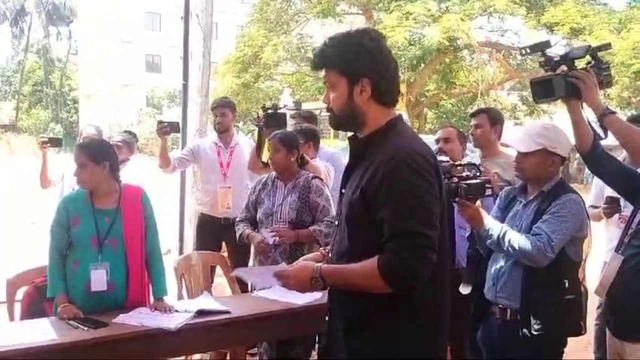 ರಕ್ಷಿತ್ ಶೆಟ್ಟಿ ಅವರು ಹುಟ್ಟೂರಾದ ಉಡುಪಿಯಲ್ಲಿ ಮತ ಹಾಕಿದ್ದಾರೆ. ‘ನಾನು ಬೆಂಗಳೂರು ಸೇರಿ 18 ವರ್ಷ ಆಗಿದೆ. ಪ್ರತಿ ಬಾರಿ ಮತ ಹಾಕಲು ನಾನು ಉಡುಪಿಗೆ ಬರುತ್ತೇನೆ. ಮತದಾನ ನಮ್ಮ ಹಕ್ಕು, ನಮ್ಮ ಜವಾಬ್ದಾರಿ’ ಎಂದಿದ್ದಾರೆ ಅವರು.