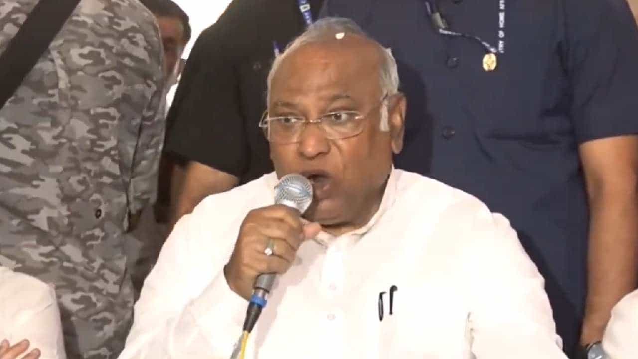 ಕಾಂಗ್ರೆಸ್ ಘರ್ ಘರ್ ಗ್ಯಾರಂಟಿ; ಐದು ನ್ಯಾಯ, 25 ಭರವಸೆಗಳು ಯಾವುವು? ಇಲ್ಲಿದೆ ಪಟ್ಟಿ ಕಾಂಗ್ರೆಸ್ ಘರ್ ಘರ್ ಗ್ಯಾರಂಟಿ; ಐದು ನ್ಯಾಯ, 25 ಭರವಸೆಗಳು ಯಾವುವು? ಇಲ್ಲಿದೆ ಪಟ್ಟಿ