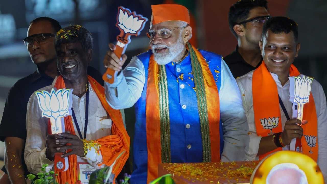 ಲೋಕಸಭಾ ಚುನಾವಣೆ ಹಿನ್ನಲೆ ಪ್ರಧಾನಿ ನರೇಂದ್ರ ಮೋದಿ ಅವರು ಭಾನುವಾರ ಕಡಲನಗರಿ ಮಂಗಳೂರಿನಲ್ಲಿ ಭರ್ಜರಿ ರೋಡ್ ಶೋ ನಡೆಸಿದರು. ನೂರಾರು ಅಭಿಮಾನಿಗಳು ಜಮಾಯಿಸಿದ್ದರು. ಈ ವೇಳೆ ಯುವ ಕಲಾವಿದರೊಬ್ಬರು ಬಿಡಿಸಿದ ತಮ್ಮ ಫೋಟೋವನ್ನು ಪ್ರಧಾನಿ ಮೋದಿ ಪಡೆದುಕೊಂಡಿದ್ದಾರೆ.