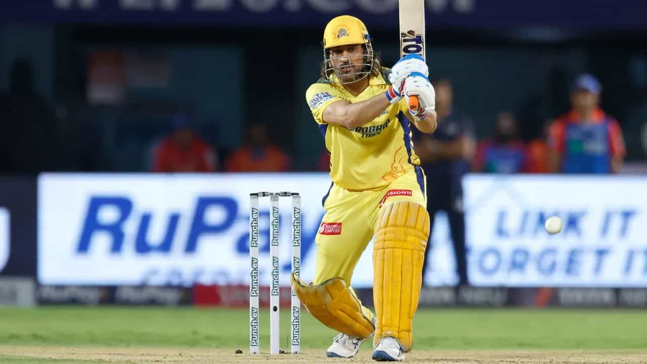 ಇಂಡಿಯನ್ ಪ್ರೀಮಿಯರ್ ಲೀಗ್ನ (IPL 2024) 13ನೇ ಪಂದ್ಯದ ಮೂಲಕ ವಿಂಟೇಜ್ ಧೋನಿಯ (MS Dhoni) ದರ್ಶನವಾಗಿದೆ. ಡೆಲ್ಲಿ ಕ್ಯಾಪಿಟಲ್ಸ್ ವಿರುದ್ಧದ ಈ ಪಂದ್ಯದಲ್ಲಿ 8ನೇ ಕ್ರಮಾಂಕದಲ್ಲಿ ಕಣಕ್ಕಿಳಿದ ಧೋನಿ ಸಿಡಿಲಬ್ಬರದ ಬ್ಯಾಟಿಂಗ್ ಪ್ರದರ್ಶಿಸಿದರು.