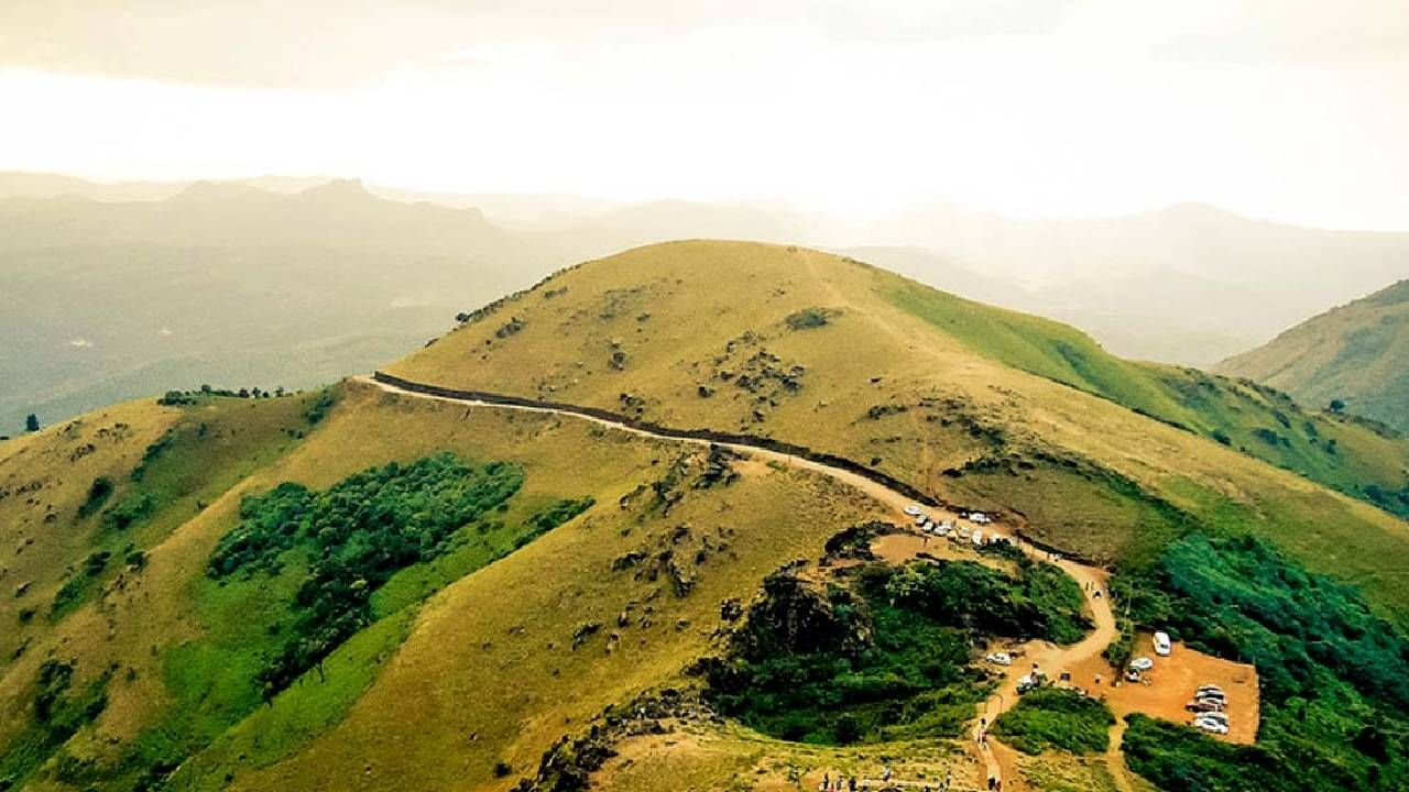 ಬೇಸಿಗೆಯಲ್ಲೂ ಜನರ ಕೈಬೀಸಿ ಕರೆಯುವ ಕಾಫಿನಾಡಿನ ಸ್ವರ್ಗ ಮುಳ್ಳಯ್ಯನಗಿರಿ, ರೈಲಿನಲ್ಲಿ ಹೋಗುವುದು ಹೇಗೆ? ಬೇಸಿಗೆಯಲ್ಲೂ ಜನರ ಕೈಬೀಸಿ ಕರೆಯುವ ಕಾಫಿನಾಡಿನ ಸ್ವರ್ಗ ಮುಳ್ಳಯ್ಯನಗಿರಿ, ರೈಲಿನಲ್ಲಿ ಹೋಗುವುದು ಹೇಗೆ?