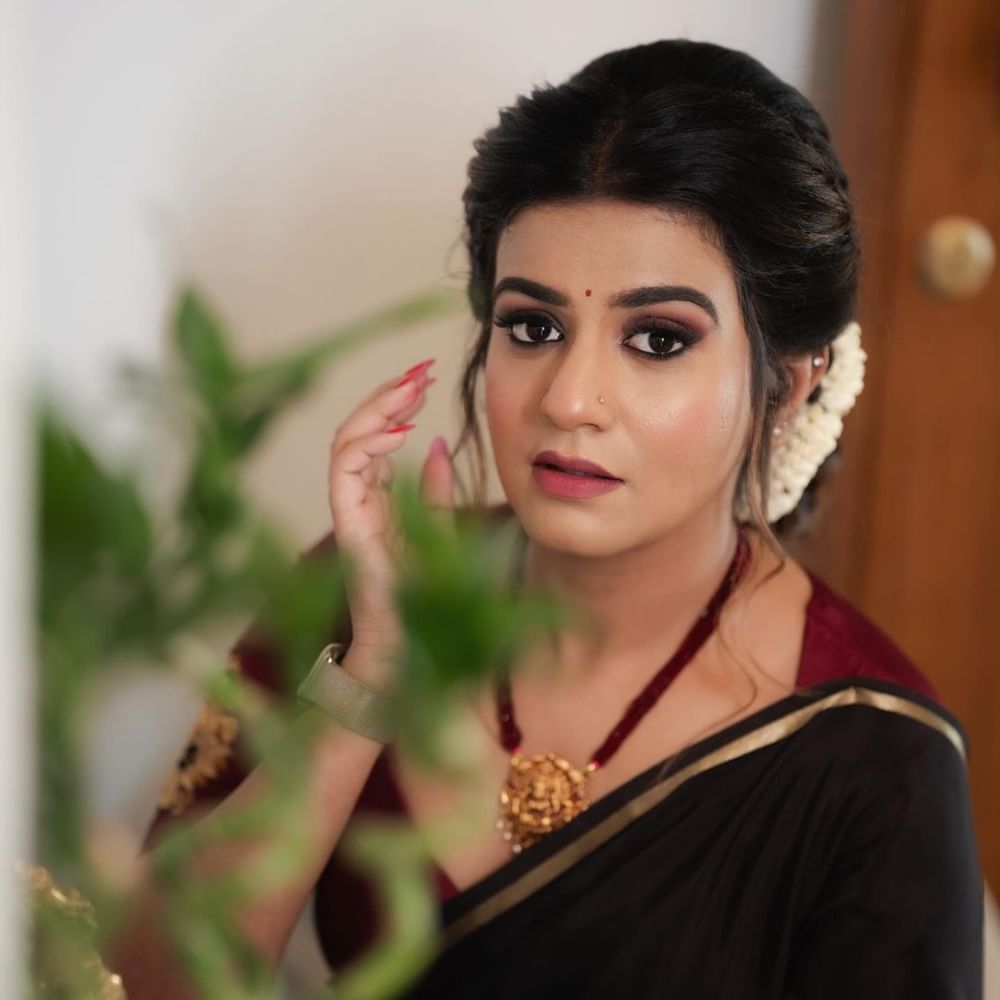 ನಮ್ರತಾ ಗೌಡ ಅವರಿಗೆ ಸೀರೆಗಳ ಮೇಲೆ ವಿಶೇಷ ಪ್ರೀತಿ ಇದೆ. ಅವರು ಆಗಾಗ ಸೀರೆಯಲ್ಲಿ ಕಾಣಿಸಿಕೊಂಡು ಗಮನ ಸೆಳೆಯುತ್ತಾರೆ. ಈ ಫೋಟೋಗಳು ಸೋಶಿಯಲ್ ಮೀಡಿಯಾದಲ್ಲಿ ವೈರಲ್ ಆಗುತ್ತವೆ.