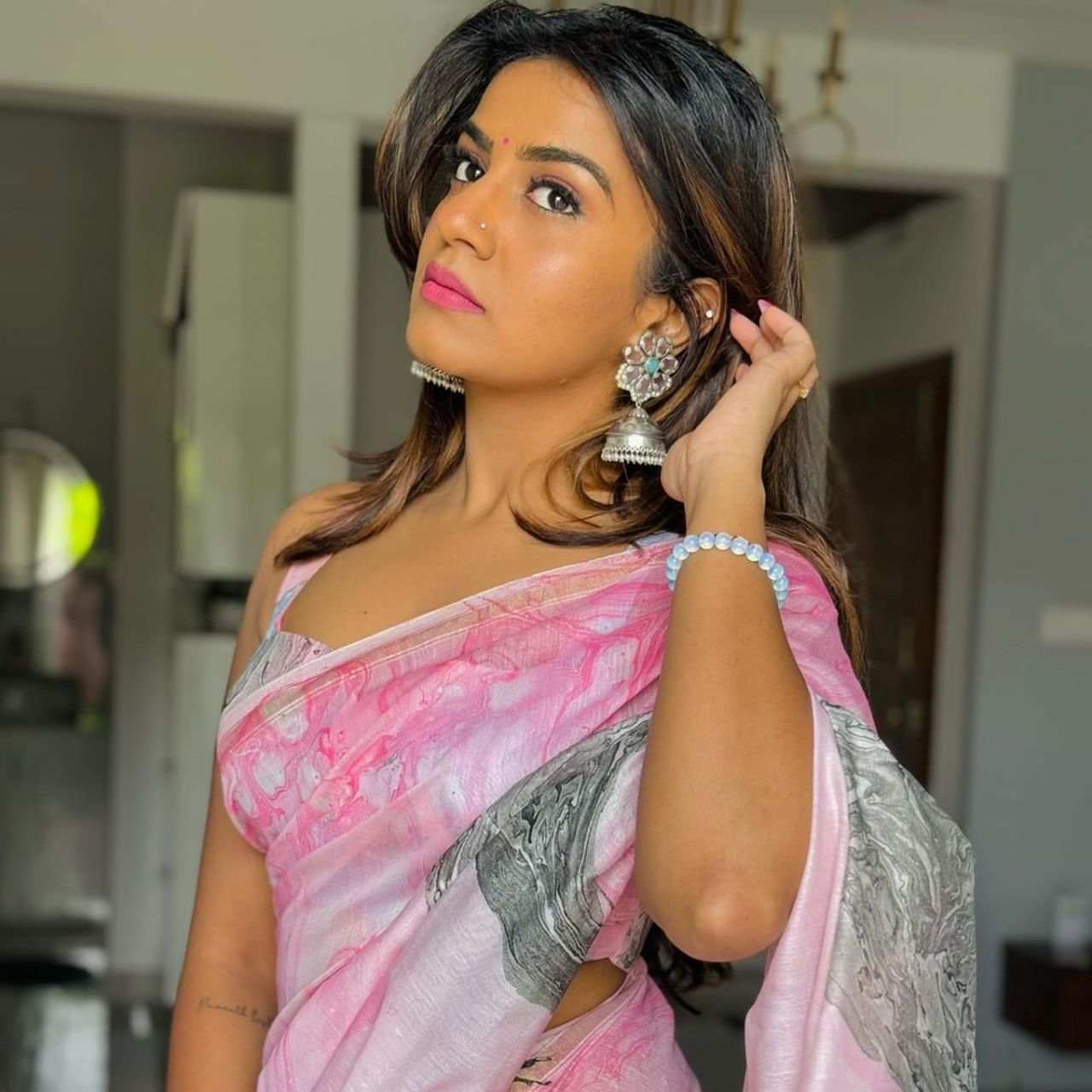 ನಮ್ರತಾ ಗೌಡ ಅವರು ಕಿರುತೆರೆಯಲ್ಲಿ ಸಖಥ್ ಫೇಮಸ್ ಆದವರು. ‘ನಾಗಿಣಿ 2’ ಧಾರಾವಾಹಿ ಮೂಲಕ ನಮ್ರತಾ ಸಖತ್ ಮೆಚ್ಚುಗೆ ಪಡೆದರು. ನಂತರ ‘ಬಿಗ್ ಬಾಸ್​ ಕನ್ನಡ ಸೀಸನ್ 10’ಗೆ ತೆರಳಿ ಸಾಕಷ್ಟು ಖ್ಯಾತಿ ಗಳಿಸಿದರು.