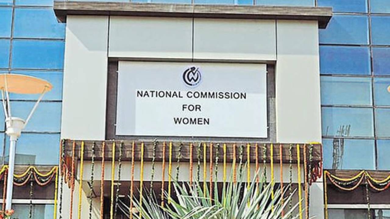 ಪ್ರಜ್ವಲ್ ರೇವಣ್ಣ ಲೈಂಗಿಕ ದೌರ್ಜನ್ಯ ಪ್ರಕರಣ: ಡಿಜಿ-ಐಜಿಪಿಗೆ ಮಹಿಳಾ ಆಯೋಗ ನೋಟಿಸ್ ಪ್ರಜ್ವಲ್ ರೇವಣ್ಣ ಲೈಂಗಿಕ ದೌರ್ಜನ್ಯ ಪ್ರಕರಣ: ಡಿಜಿ-ಐಜಿಪಿಗೆ ಮಹಿಳಾ ಆಯೋಗ ನೋಟಿಸ್