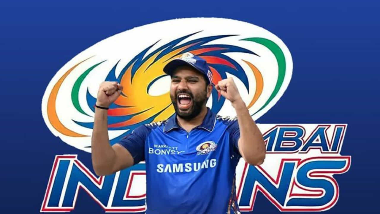 ಇಂಡಿಯನ್ ಪ್ರೀಮಿಯರ್ ಲೀಗ್ನಲ್ಲಿ ಹಿಟ್ಮ್ಯಾನ್ ಖ್ಯಾತಿಯ ರೋಹಿತ್ ಶರ್ಮಾ (Rohit Sharma) ಭರ್ಜರಿ ಪ್ರದರ್ಶನ ನೀಡುತ್ತಿದ್ದಾರೆ. ಈ ಸ್ಪೋಟಕ ಬ್ಯಾಟಿಂಗ್ನೊಂದಿಗೆ ಇದೀಗ ಹೊಸ ಇತಿಹಾಸ ನಿರ್ಮಿಸಿದ್ದಾರೆ. ಅದು ಸಹ ತವರು ಮೈದಾನದಲ್ಲಿ ಸಿಕ್ಸರ್ಗಳ ಸುರಿಮಳೆಗೈಯ್ಯುವ ಮೂಲಕ ಎಂಬುದು ವಿಶೇಷ. ಮುಂಬೈನ ವಾಂಖೆಡೆ ಸ್ಟೇಡಿಯಂನಲ್ಲಿ ನಡೆದ ಐಪಿಎಲ್ನ 25ನೇ ಪಂದ್ಯದಲ್ಲಿ ಮೊದಲು ಬ್ಯಾಟ್ ಮಾಡಿದ ಆರ್ಸಿಬಿ 8 ವಿಕೆಟ್ ಕಳೆದುಕೊಂಡು 196 ರನ್ ಕಲೆಹಾಕಿತು.