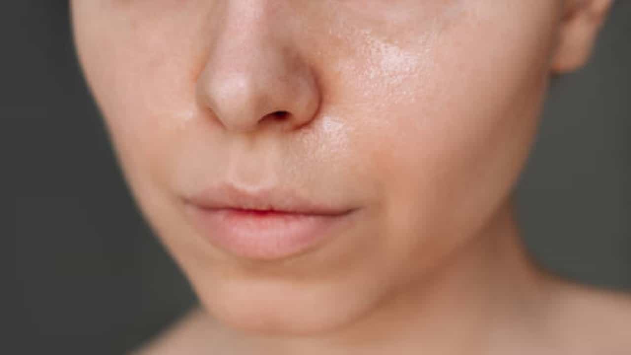 Oily Skin Care: ಬೇಸಿಗೆಯಲ್ಲಿ ಎಣ್ಣೆ ಚರ್ಮವನ್ನು ಕಾಪಾಡಿಕೊಳ್ಳುವುದು ಹೇಗೆ? Oily Skin Care: ಬೇಸಿಗೆಯಲ್ಲಿ ಎಣ್ಣೆ ಚರ್ಮವನ್ನು ಕಾಪಾಡಿಕೊಳ್ಳುವುದು ಹೇಗೆ?