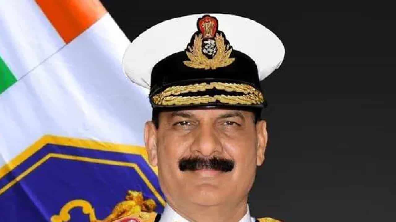 ನೌಕಾಪಡೆಯ ಮುಖ್ಯಸ್ಥರಾಗಿ ಅಡ್ಮಿರಲ್ ದಿನೇಶ್ ಕೆ. ತ್ರಿಪಾಠಿ ಅಧಿಕಾರ ಸ್ವೀಕಾರ