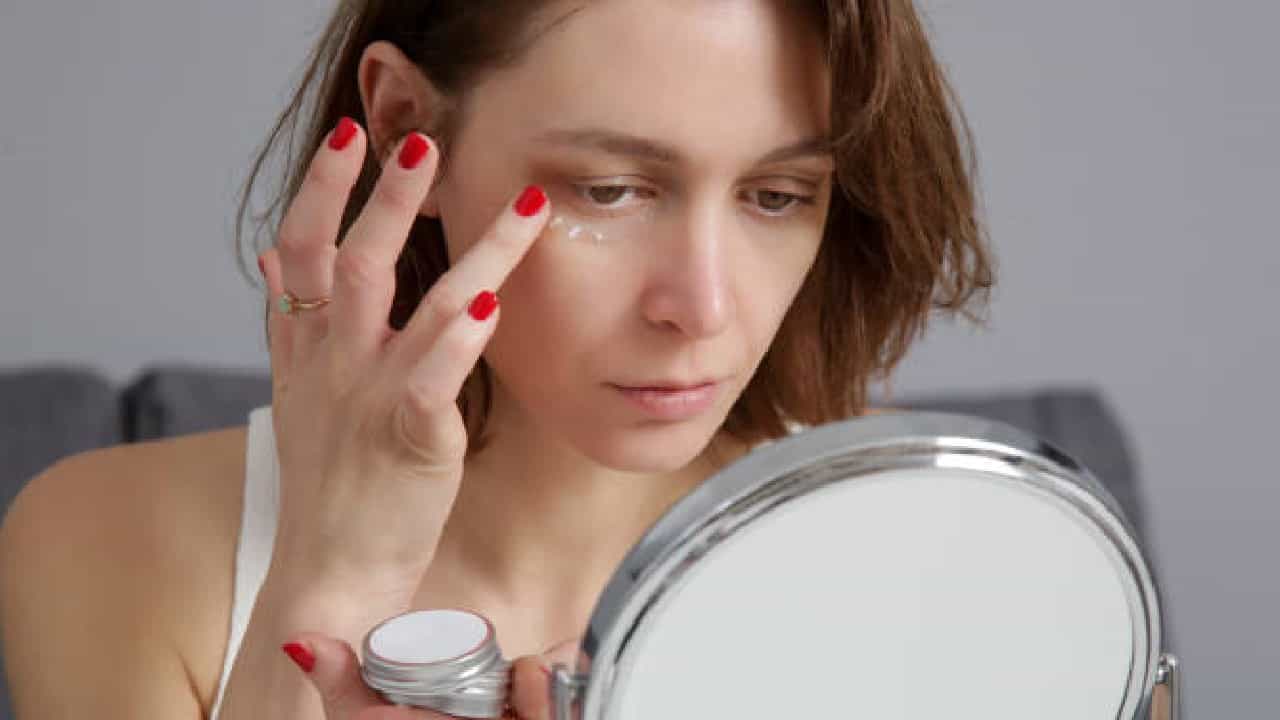 Eye Care Tips: ಸುಲಭವಾಗಿ ಡಾರ್ಕ್ ಸರ್ಕಲ್ ಕಡಿಮೆ ಮಾಡಲು ಈ ರೀತಿ ಮಾಡಿ Eye Care Tips: ಸುಲಭವಾಗಿ ಡಾರ್ಕ್ ಸರ್ಕಲ್ ಕಡಿಮೆ ಮಾಡಲು ಈ ರೀತಿ ಮಾಡಿ