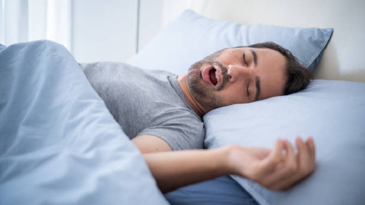 Snoring: ಗೊರಕೆ ನಿಯಂತ್ರಿಸಲು ಜೀವನದಲ್ಲಿ ಈ ಬದಲಾವಣೆ ಮಾಡಿಕೊಳ್ಳಿ Snoring: ಗೊರಕೆ ನಿಯಂತ್ರಿಸಲು ಜೀವನದಲ್ಲಿ ಈ ಬದಲಾವಣೆ ಮಾಡಿಕೊಳ್ಳಿ