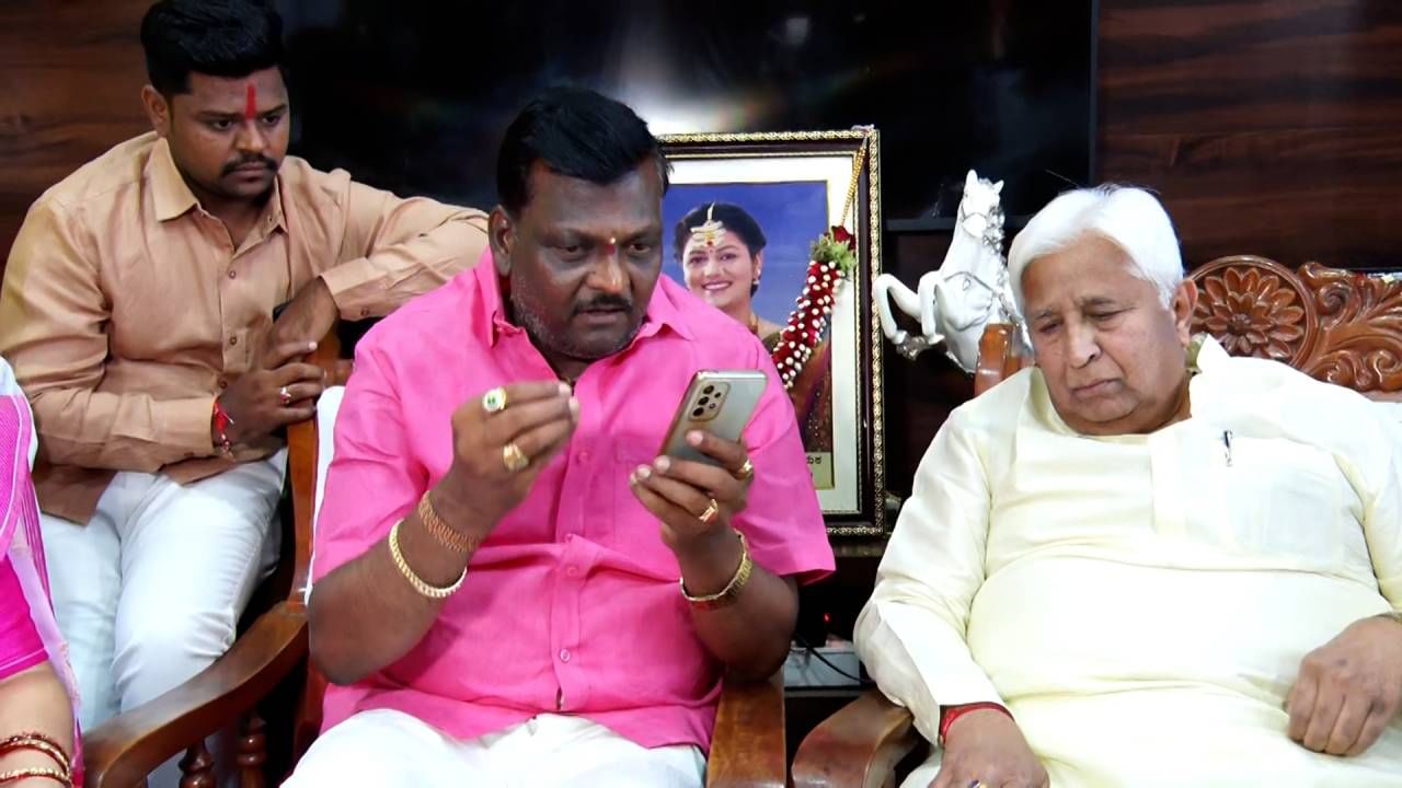 ‘ವೆರಿ ಸಾರಿ’: ನೇಹಾ ಹಿರೇಮಠ ತಂದೆ ನಿರಂಜನ್ ಜತೆ ದೂರವಾಣಿಯಲ್ಲಿ ಇನ್ನೂ ಏನೇನಂದರು ಸಿಎಂ ಸಿದ್ದರಾಮಯ್ಯ? ಇಲ್ಲಿದೆ ವಿವರ ‘ವೆರಿ ಸಾರಿ’: ನೇಹಾ ಹಿರೇಮಠ ತಂದೆ ನಿರಂಜನ್ ಜತೆ ದೂರವಾಣಿಯಲ್ಲಿ ಇನ್ನೂ ಏನೇನಂದರು ಸಿಎಂ ಸಿದ್ದರಾಮಯ್ಯ? ಇಲ್ಲಿದೆ ವಿವರ