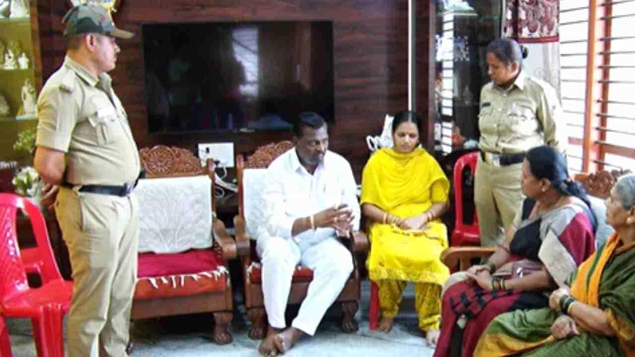 ಸಿಎಂಗೆ ಮನವಿ ಬೆನ್ನಲ್ಲೇ ನೇಹಾ ತಂದೆ ನಿರಂಜನ ನಿವಾಸಕ್ಕೆ ಪೊಲೀಸ್ ಸಿಬ್ಬಂದಿ ನಿಯೋಜನೆ ಸಿಎಂಗೆ ಮನವಿ ಬೆನ್ನಲ್ಲೇ ನೇಹಾ ತಂದೆ ನಿರಂಜನ ನಿವಾಸಕ್ಕೆ ಪೊಲೀಸ್ ಸಿಬ್ಬಂದಿ ನಿಯೋಜನೆ
