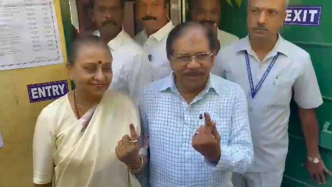 Lok Sabha Election Karnataka 1st phase voting: Congress table agent wear the guarantee T shirt in Bengaluru