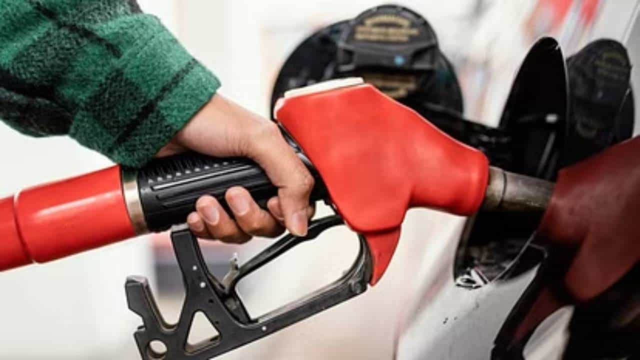 Petrol Diesel Price on April 19: ಬೆಂಗಳೂರು, ದೆಹಲಿ ಸೇರಿ ದೇಶದ ವಿವಿಧೆಡೆ ಪೆಟ್ರೋಲ್, ಡೀಸೆಲ್ ದರ ಎಷ್ಟಿದೆ? Petrol Diesel Price on April 19: ಬೆಂಗಳೂರು, ದೆಹಲಿ ಸೇರಿ ದೇಶದ ವಿವಿಧೆಡೆ ಪೆಟ್ರೋಲ್, ಡೀಸೆಲ್ ದರ ಎಷ್ಟಿದೆ?