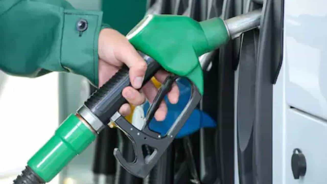 Petrol Diesel Price on April 30: ಬೆಂಗಳೂರು ಸೇರಿ ದೇಶದ ಬೇರೆ ಕಡೆಗಳಲ್ಲಿ ಪೆಟ್ರೋಲ್, ಡೀಸೆಲ್ ದರ ಹೇಗಿದೆ? Petrol Diesel Price on April 30: ಬೆಂಗಳೂರು ಸೇರಿ ದೇಶದ ಬೇರೆ ಕಡೆಗಳಲ್ಲಿ ಪೆಟ್ರೋಲ್, ಡೀಸೆಲ್ ದರ ಹೇಗಿದೆ?