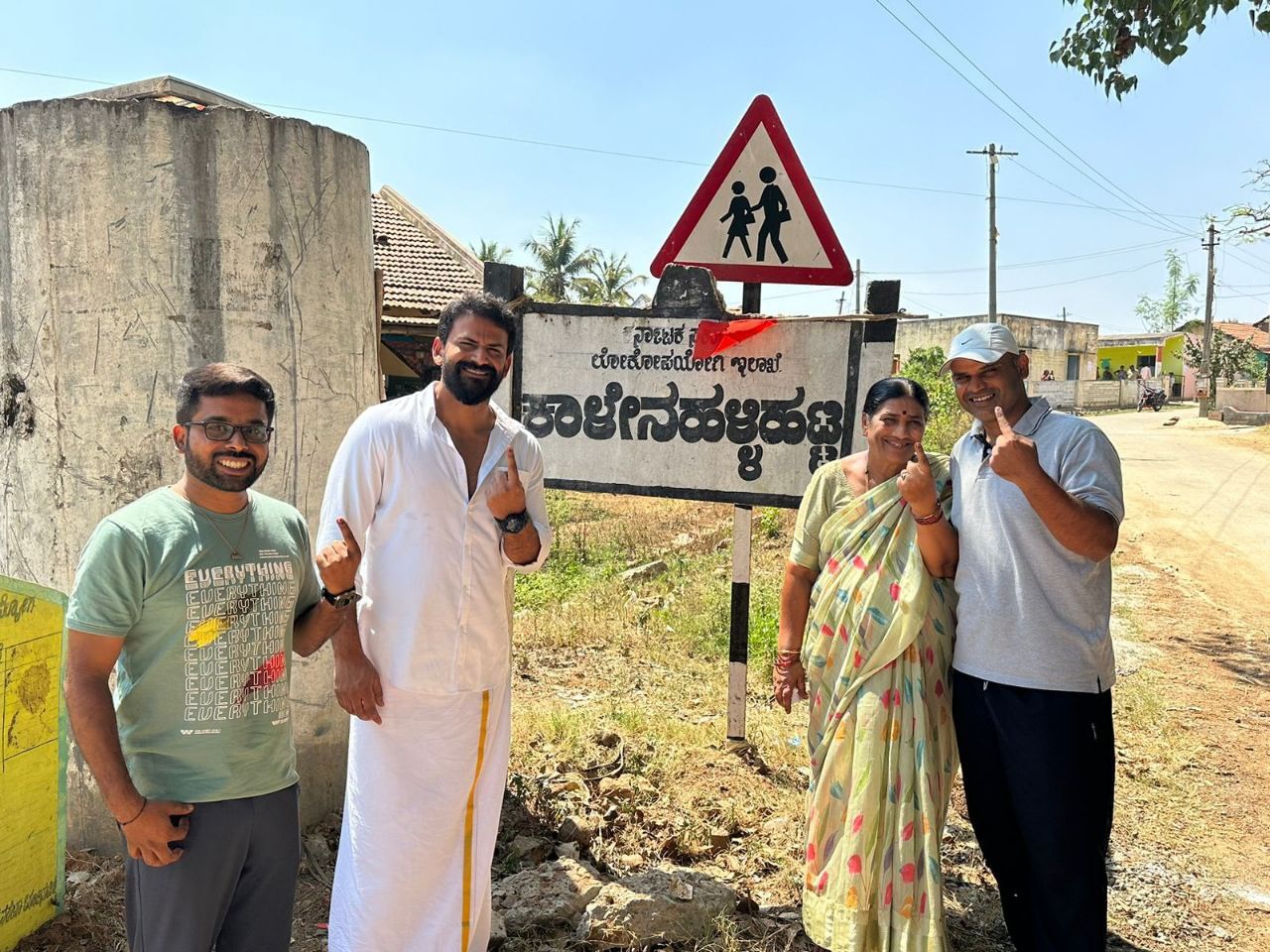 ನಟ ಡಾಲಿ ಧನಂಜಯ್ ಅವರು ಅರಸಿಕೆರೆಯ ಕಾಳೇನಹಳ್ಳಿಯಲ್ಲಿ ಕುಟುಂಬ ಸಮೇತರಾಗಿ ಮತದಾನ ಮಾಡಿದ್ದಾರೆ. ಬಿಳಿ ಪಂಚೆ ಹಾಗೂ ಬಿಳಿ ಶರ್ಟ್ ಧರಿಸಿ ಹಕ್ಕು ಚಲಾಯಿಸಿದ್ದಾರೆ.