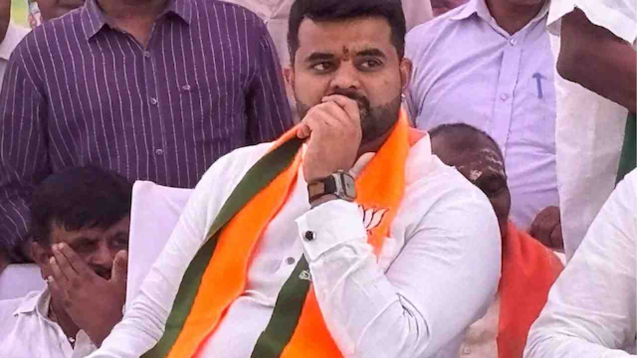 ಐದಾರು ಸಂತ್ರಸ್ತೆಯರು ಪತ್ತೆ, ವಿಡಿಯೋ ಬಗ್ಗೆ ಮಹತ್ವದ ಮಾಹಿತಿ ಕಲೆಹಾಕಿದ ಎಸ್ಐಟಿ ಐದಾರು ಸಂತ್ರಸ್ತೆಯರು ಪತ್ತೆ, ವಿಡಿಯೋ ಬಗ್ಗೆ ಮಹತ್ವದ ಮಾಹಿತಿ ಕಲೆಹಾಕಿದ ಎಸ್ಐಟಿ