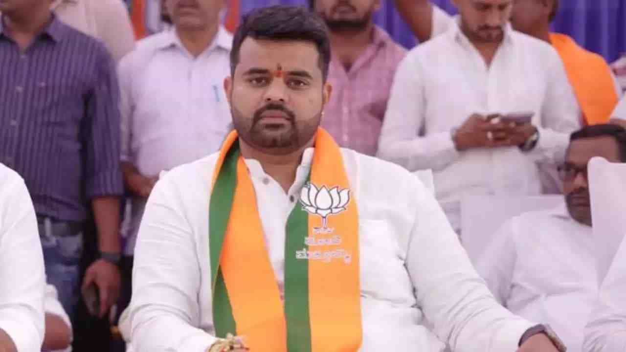 ವಿಡಿಯೋ ಕೇಸ್: ಪ್ರಜ್ವಲ್ ರೇವಣ್ಣ ತಪ್ಪು ಸಾಬೀತಾದ್ರೆ ಏನು ಶಿಕ್ಷೆ? ಕಾನೂನಿನಲ್ಲಿರುವ ಅವಕಾಶಗಳೇನು? ವಿಡಿಯೋ ಕೇಸ್: ಪ್ರಜ್ವಲ್ ರೇವಣ್ಣ ತಪ್ಪು ಸಾಬೀತಾದ್ರೆ ಏನು ಶಿಕ್ಷೆ? ಕಾನೂನಿನಲ್ಲಿರುವ ಅವಕಾಶಗಳೇನು?