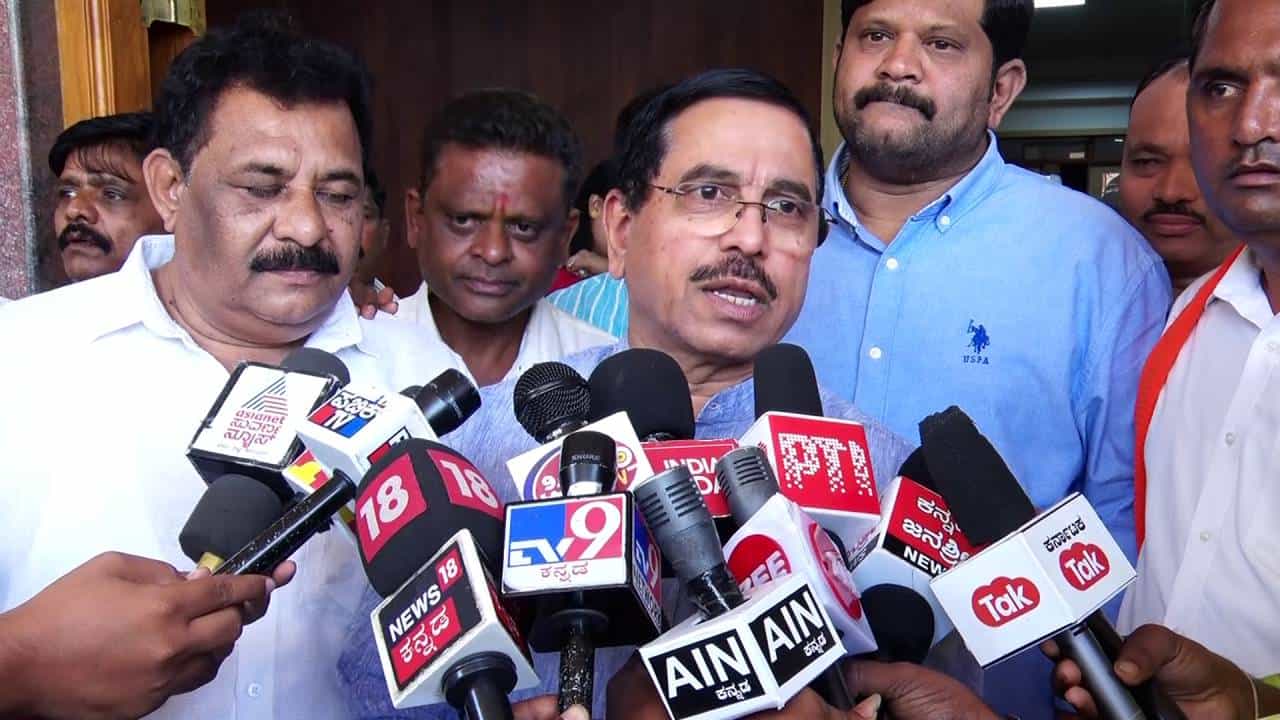 ಸಿದ್ದರಾಮಯ್ಯ, ಡಿಕೆ ಶಿವಕುಮಾರ್ ಕರ್ನಾಟಕವನ್ನು ಪಾಕಿಸ್ತಾನ ಮಾಡಿದ್ದಾರೆ: ಜೋಶಿ ಸಿದ್ದರಾಮಯ್ಯ, ಡಿಕೆ ಶಿವಕುಮಾರ್ ಕರ್ನಾಟಕವನ್ನು ಪಾಕಿಸ್ತಾನ ಮಾಡಿದ್ದಾರೆ: ಜೋಶಿ