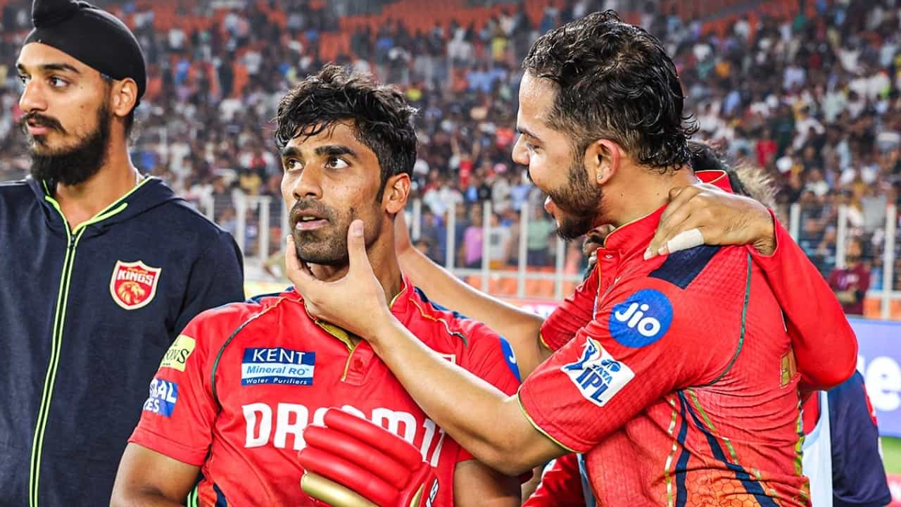 ಪಂಜಾಬ್ ಕಿಂಗ್ಸ್ ತಂಡ ಮೊದಲ ಸೀಸನ್ನಿಂದಲೂ ಐಪಿಎಲ್ ಆಡುತ್ತಿದೆ. ಈ ತಂಡವನ್ನು ಆರಂಭದಲ್ಲಿ ಕಿಂಗ್ಸ್ XI ಪಂಜಾಬ್ ಎಂದು ಕರೆಯಲಾಗುತ್ತಿತ್ತು. ಕಳೆದ 16 ಸೀಸನ್ಗಳಲ್ಲಿ ಪಂಜಾಬ್ ತಂಡ ಒಮ್ಮೆಯೂ ಐಪಿಎಲ್ ಪ್ರಶಸ್ತಿ ಗೆಲ್ಲಲು ಸಾಧ್ಯವಾಗಿಲ್ಲ. 2014ರಲ್ಲಿ ಮಾತ್ರ ಫೈನಲ್ನಗೇರಿದ್ದ ಪಂಜಾಬ್, ಕೆಕೆಆರ್ ವಿರುದ್ಧ ಸೋತು ಪ್ರಶಸ್ತಿಯಿಂದ ವಂಚಿತವಾಗಿತ್ತು.