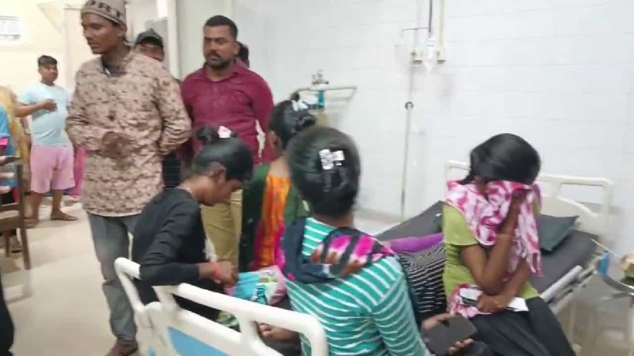 ರಾಯಚೂರು: ಅರೆಬೆಂದ ಊಟ ಸೇವಿಸಿ 24 ವಿದ್ಯಾರ್ಥಿನಿಯರು ಅಸ್ವಸ್ಥ ರಾಯಚೂರು: ಅರೆಬೆಂದ ಊಟ ಸೇವಿಸಿ 24 ವಿದ್ಯಾರ್ಥಿನಿಯರು ಅಸ್ವಸ್ಥ