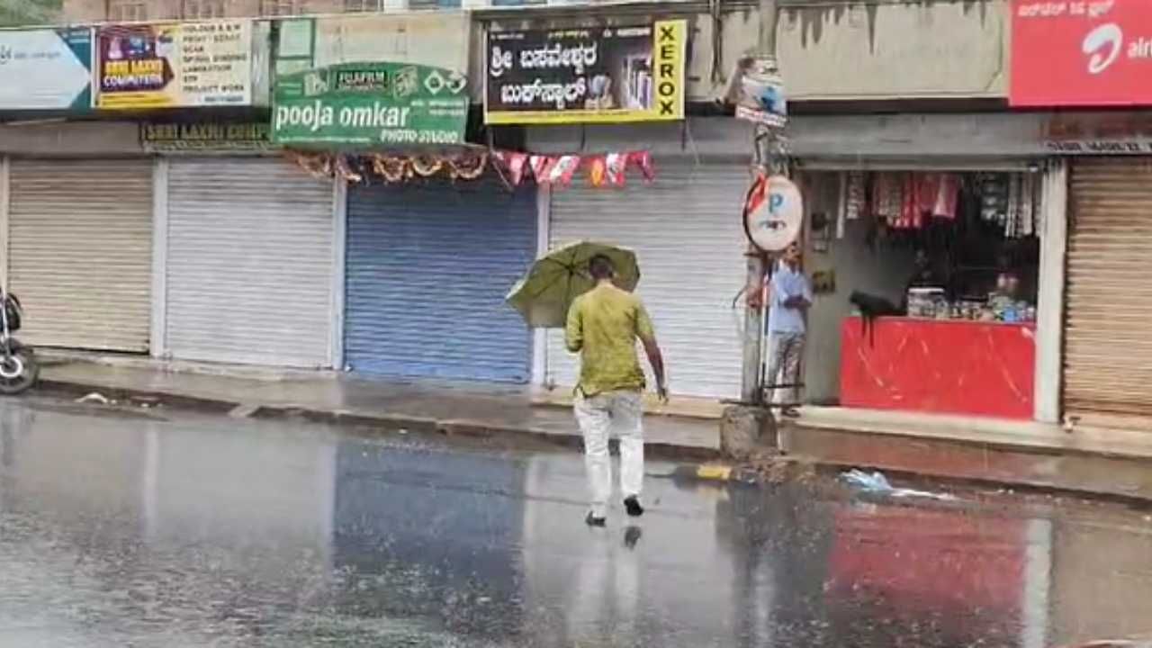 ಬಾಗಲಕೋಟೆ ನಗರದ ವಿದ್ಯಾಗಿರಿ, ನವನಗರ ಸೇರಿದಂತೆ ಹಲವೆಡೆ ಸುಮಾರು ಅರ್ಧಗಂಟೆಗಳ ಕಾಲ ಗುಡುಗು, ಮಿಂಚು ಸಹಿತ ಜಿಟಿಜಿಟಿ ಮಳೆ ಸುರಿದೆ. 