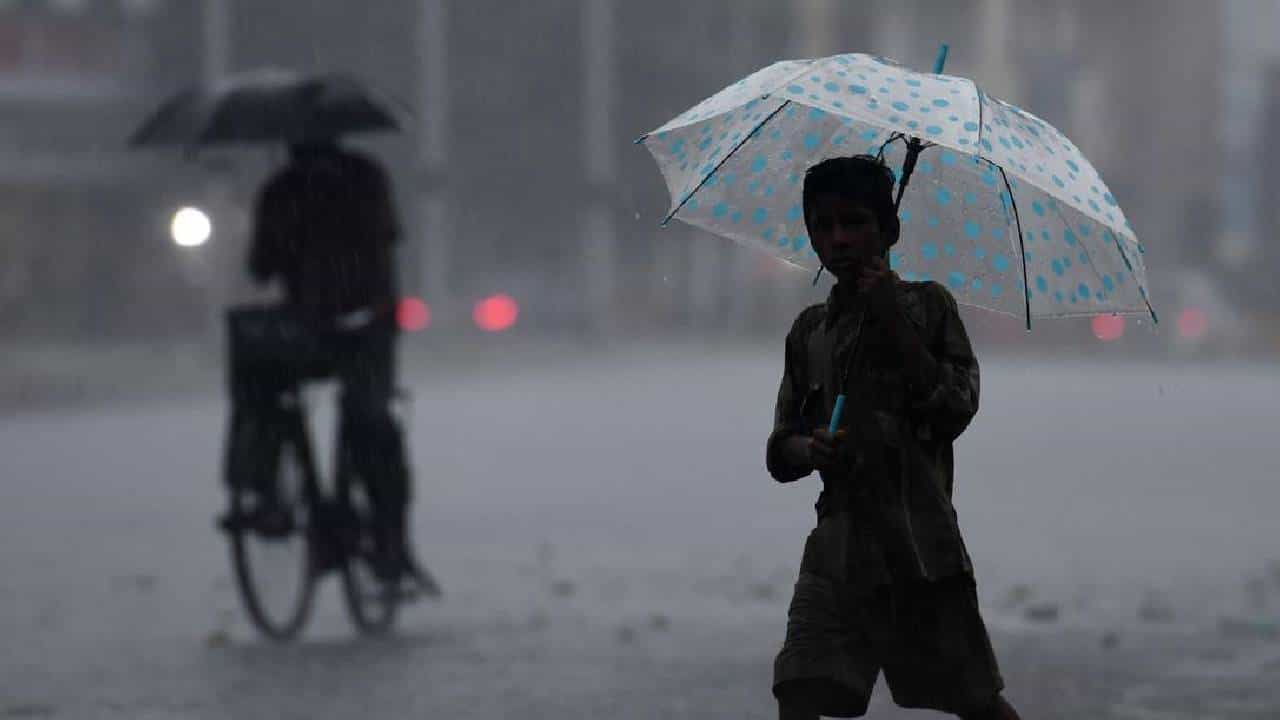 Karnataka Weather: ಕರ್ನಾಟಕದ 25ಕ್ಕೂ ಅಧಿಕ ಜಿಲ್ಲೆಗಳಲ್ಲಿ ಏಪ್ರಿಲ್ 8ರ ಬಳಿಕ ಮಳೆ Karnataka Weather: ಕರ್ನಾಟಕದ 25ಕ್ಕೂ ಅಧಿಕ ಜಿಲ್ಲೆಗಳಲ್ಲಿ ಏಪ್ರಿಲ್ 8ರ ಬಳಿಕ ಮಳೆ