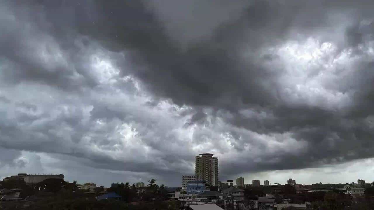 Karnataka Rain: ಕರ್ನಾಟಕದ ದಕ್ಷಿಣ ಒಳನಾಡಿನಲ್ಲಿ ಭಾರಿ ಮಳೆಯ ಮುನ್ಸೂಚನೆ, 3 ಜಿಲ್ಲೆಗಳಿಗೆ ಯೆಲ್ಲೋ ಅಲರ್ಟ್ Karnataka Rain: ಕರ್ನಾಟಕದ ದಕ್ಷಿಣ ಒಳನಾಡಿನಲ್ಲಿ ಭಾರಿ ಮಳೆಯ ಮುನ್ಸೂಚನೆ, 3 ಜಿಲ್ಲೆಗಳಿಗೆ ಯೆಲ್ಲೋ ಅಲರ್ಟ್