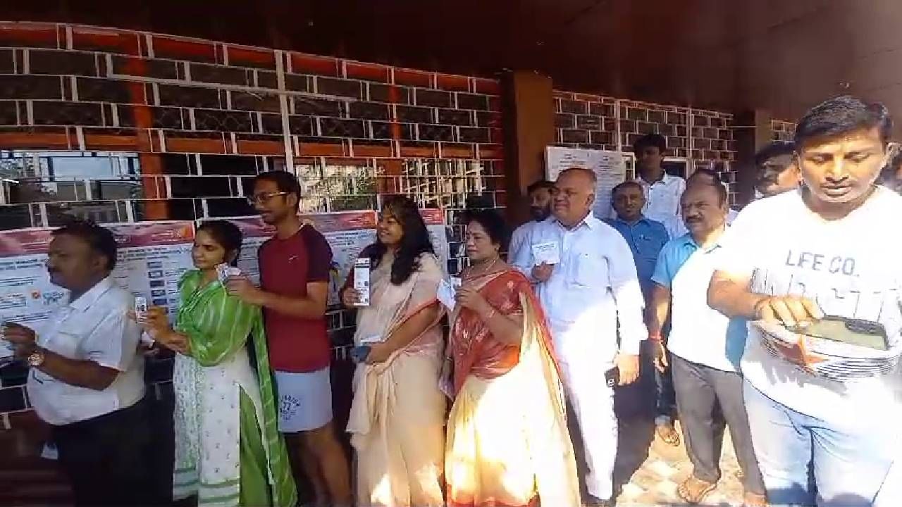 Lok Sabha Election Karnataka 1st phase voting: Congress table agent wear the guarantee T shirt in Bengaluru