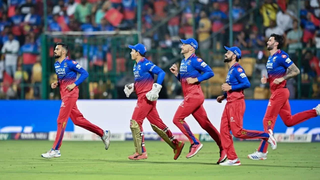 2024 ರ ಐಪಿಎಲ್ನಲ್ಲಿ ರಾಯಲ್ ಚಾಲೆಂಜರ್ಸ್ ಬೆಂಗಳೂರು ತಂಡದ ಪ್ರದರ್ಶನ ಅಷ್ಟೇನೂ ವಿಶೇಷವಾಗಿಲ್ಲ. ತಂಡ ಇದುವರೆಗೆ ಆಡಿರುವ 7 ಪಂದ್ಯಗಳಲ್ಲಿ 6 ಪಂದ್ಯಗಳನ್ನು ಸೋತು, 1 ಪಂದ್ಯದಲ್ಲಿ ಮಾತ್ರ ಗೆದ್ದಿದೆ. ಇದೀಗ 8ನೇ ಪಂದ್ಯವನ್ನಾಡುತ್ತಿರುವ ಆರ್ಸಿಬಿಗೆ ಗೆಲುವು ದಕ್ಕುತ್ತಾ ಎಂಬುದನ್ನು ಕಾದುನೋಡಬೇಕಿದೆ.