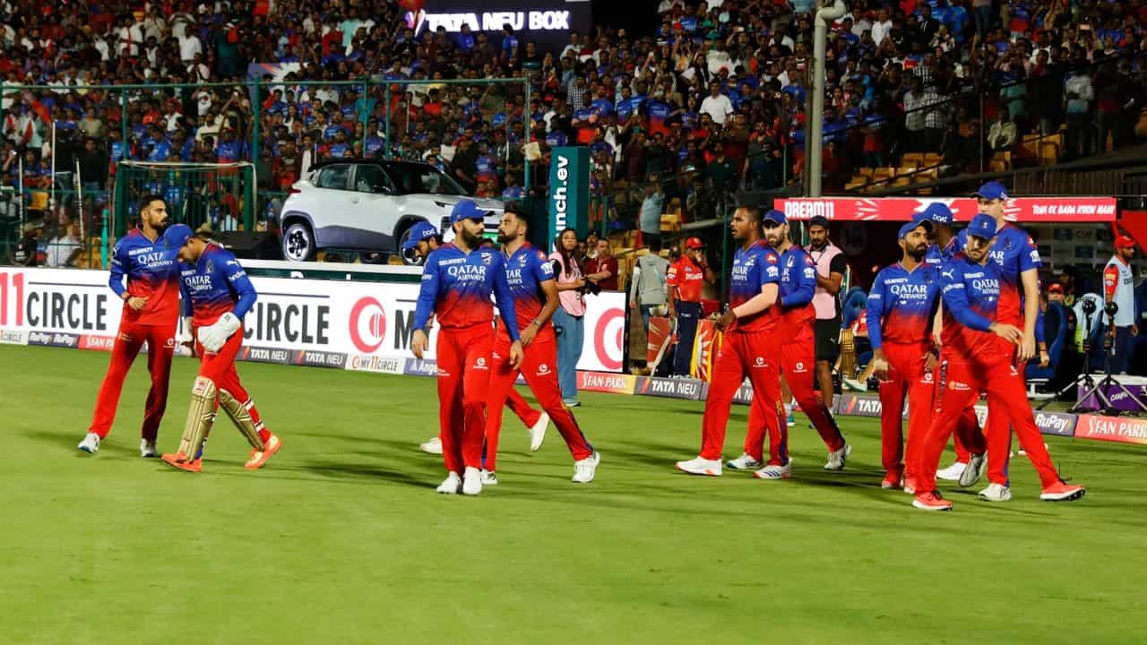 4 ಪಂದ್ಯಗಳು... ಮೂರು ಸೋಲು... ಅದರಲ್ಲಿ ತವರು ಮೈದಾನದಲ್ಲಿ 2 ಹೀನಾಯ ಸೋಲು... ಇಂಡಿಯನ್ ಪ್ರೀಮಿಯರ್ ಲೀಗ್ (IPL 2024) ಸೀಸನ್ 17 ರ ಆರಂಭಿಕ ಪಂದ್ಯಗಳಲ್ಲೇ ಆರ್ಸಿಬಿ ಕಳಪೆ ಪ್ರದರ್ಶನ ನೀಡಿದೆ. ಮೊದಲ ಮ್ಯಾಚ್ನಲ್ಲಿ ಚೆನ್ನೈ ಸೂಪರ್ ಕಿಂಗ್ಸ್ ವಿರುದ್ಧ ಸೋತಿದ್ದ ಆರ್ಸಿಬಿ, ಆ ಬಳಿಕ ಪಂಜಾಬ್ ಕಿಂಗ್ಸ್ ವಿರುದ್ಧ ಜಯ ಸಾಧಿಸಿತ್ತು.