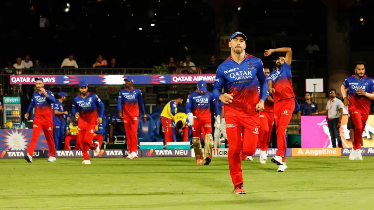 ಇಂಡಿಯನ್ ಪ್ರೀಮಿಯರ್ ಲೀಗ್ನ (IPL 2024) ಆರಂಭದಲ್ಲೇ ರಾಯಲ್ ಚಾಲೆಂಜರ್ಸ್ ಬೆಂಗಳೂರು (RCB) ತಂಡದ ಲೆಕ್ಕಾಚಾರಗಳು ತಲೆಕೆಳಗಾಗುವಂತೆ ಕಾಣುತ್ತಿದೆ. ಇದಕ್ಕೆ ಮುಖ್ಯ ಕಾರಣ ಚಿನ್ನಸ್ವಾಮಿ ಸ್ಟೇಡಿಯಂನಲ್ಲಿ ನಡೆದ ಪಂದ್ಯದಲ್ಲಿ ಕೊಲ್ಕತ್ತಾ ನೈಟ್ ರೈಡರ್ಸ್ ವಿರುದ್ಧ ಹೀನಾಯವಾಗಿ ಸೋತಿರುವುದು. ಅಂದರೆ ತವರು ಮೈದಾನದಲ್ಲೇ ಆರ್ಸಿಬಿಗೆ ಉತ್ತಮ ಪ್ರದರ್ಶನ ನೀಡಲು ಸಾಧ್ಯವಾಗುತ್ತಿಲ್ಲ.
