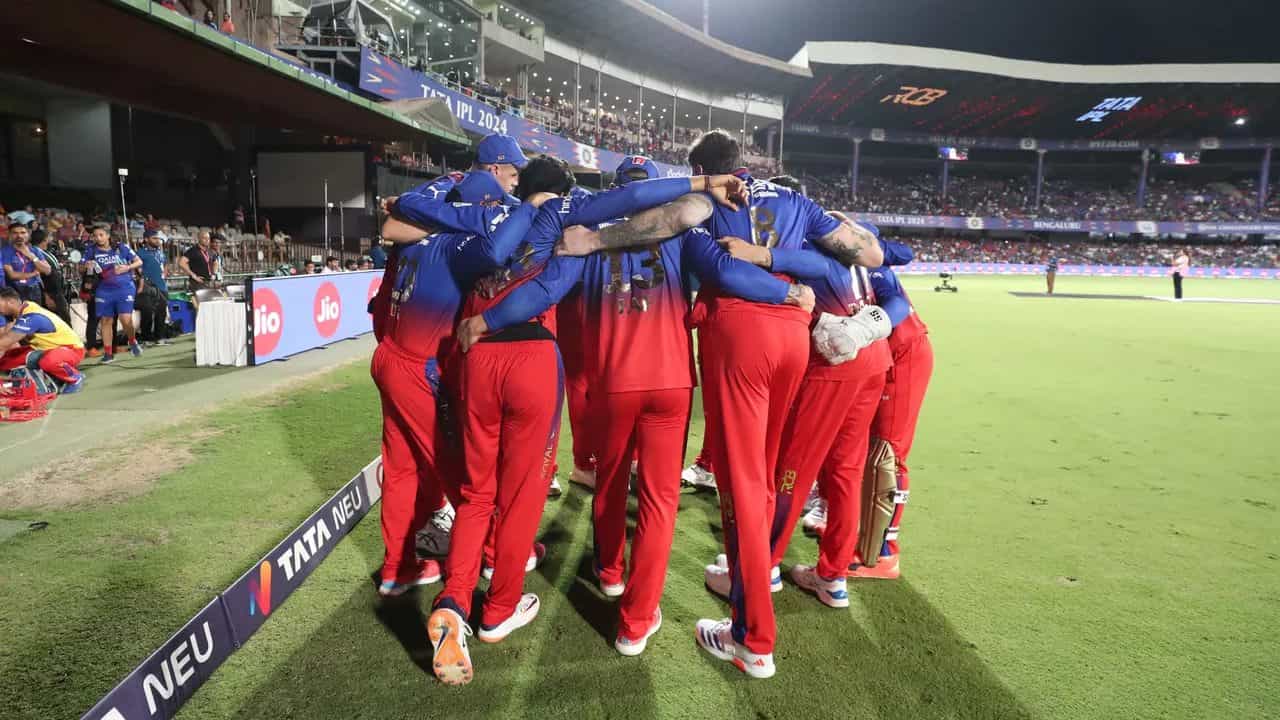 ಇಂಡಿಯನ್ ಪ್ರೀಮಿಯರ್ ಲೀಗ್ನ (IPL 2024) 16 ಪಂದ್ಯಗಳು ಮುಗಿದಿವೆ. ಇದರ ಬೆನ್ನಲ್ಲೇ ಯಾರು ಬಲಿಷ್ಠ, ಯಾವ ತಂಡ ಕನಿಷ್ಠ ಎಂಬ ಚರ್ಚೆಗಳು ಶುರುವಾಗಿದೆ. ಈ ಚರ್ಚೆಗಳ ನಡುವೆ ರಾಯಲ್ ಚಾಲೆಂಜರ್ಸ್ ಬೆಂಗಳೂರು (RCB) ತಂಡದ ಪ್ರದರ್ಶನವನ್ನು ವಿಮರ್ಶಿಸಿದ್ದಾರೆ ಚೆನ್ನೈ ಸೂಪರ್ ಕಿಂಗ್ಸ್ ತಂಡದ ಮಾಜಿ ಆಟಗಾರ ಅಂಬಾಟಿ ರಾಯುಡು.