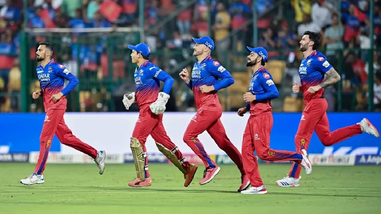 ಇಂಡಿಯನ್ ಪ್ರೀಮಿಯರ್ ಲೀಗ್ ಸೀಸನ್ (IPL 2024) 17 ರಲ್ಲಿ ಸತತ ಸೋಲುಗಳಿಂದ ಕಂಗೆಟ್ಟಿರುವ ರಾಯಲ್ ಚಾಲೆಂಜರ್ಸ್ ಬೆಂಗಳೂರು ತಂಡ ಅಂಕ ಪಟ್ಟಿಯಲ್ಲಿ ಕೊನೆಯ ಸ್ಥಾನದಲ್ಲಿದೆ. ಆಡಿರುವ 8 ಪಂದ್ಯಗಳಲ್ಲಿ ಆರ್ಸಿಬಿ ಗೆದ್ದಿರುವುದು ಕೇವಲ 1 ಮ್ಯಾಚ್ ಮಾತ್ರ. ಇದಾಗ್ಯೂ ರಾಯಲ್ ಚಾಲೆಂಜರ್ಸ್ ಬೆಂಗಳೂರು ತಂಡಕ್ಕೆ ಪ್ಲೇಆಫ್ ಪ್ರವೇಶಿಸುವ ಅವಕಾಶವಿದೆ. ಈ ಅವಕಾಶವು ಉಳಿದ ತಂಡಗಳ ಫಲಿತಾಂಶವನ್ನು ಅವಲಂಭಿಸಿರಲಿದೆ.