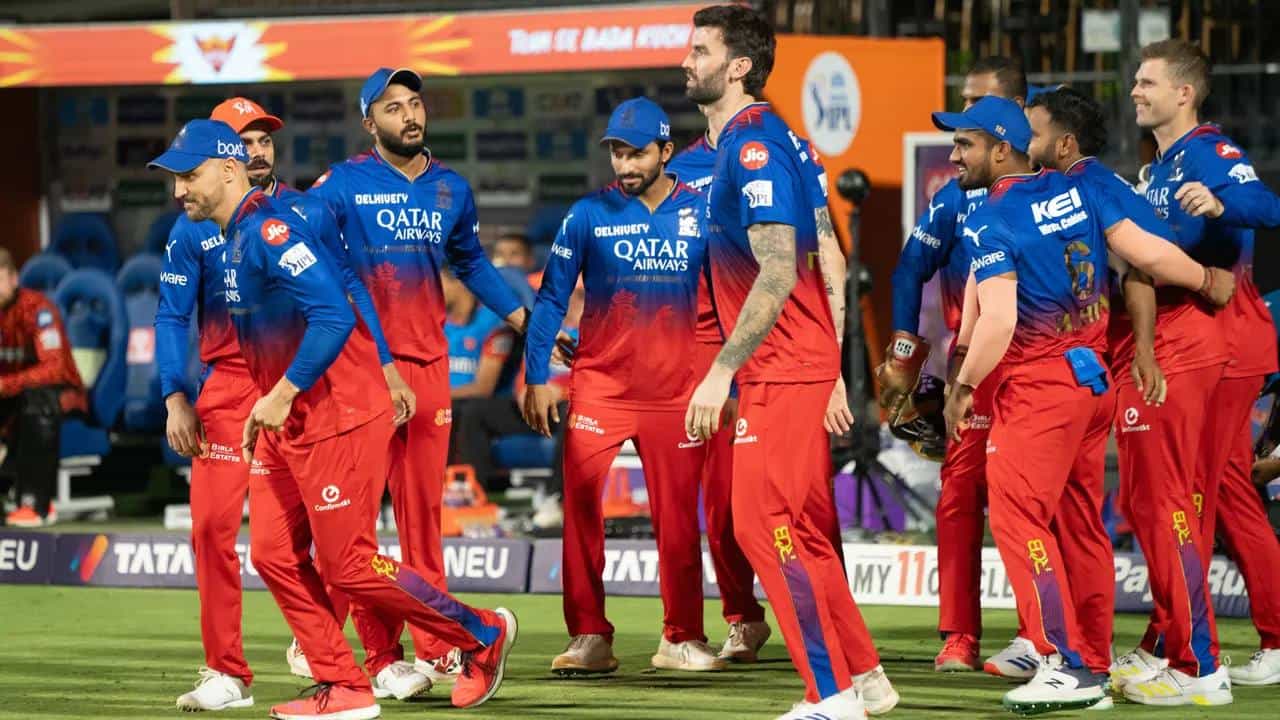ಇಂಡಿಯನ್ ಪ್ರೀಮಿಯರ್ ಲೀಗ್ (IPL 2024) ಸೀಸನ್ 17 ರ ಮೊದಲಾರ್ಧದಲ್ಲಿ ಸತತ ಸೋಲುಗಳಿಂದ ಕಂಗೆಟ್ಟಿರುವ ರಾಯಲ್ ಚಾಲೆಂಜರ್ಸ್ ಬೆಂಗಳೂರು (RCB) ತಂಡ ಇದೀಗ ದ್ವಿತೀಯಾರ್ಧದ ಪಂದ್ಯಗಳಿಗಾಗಿ ಸಜ್ಜಾಗುತ್ತಿದೆ. ಏಪ್ರಿಲ್ 21 ರಂದು ನಡೆಯಲಿರುವ ಕೊಲ್ಕತ್ತಾ ನೈಟ್ ರೈಡರ್ಸ್ ವಿರುದ್ಧದ ಪಂದ್ಯದ ಮೂಲಕ ಆರ್ಸಿಬಿ ದ್ವಿತೀಯಾರ್ಧವನ್ನು ಆರಂಭಿಸಲಿದೆ.
