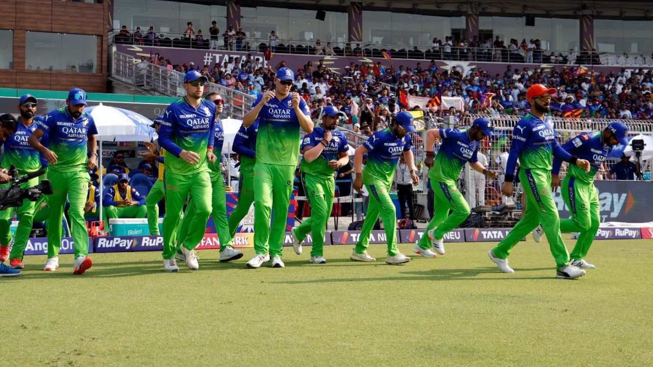 ಅಂತಿಮವಾಗಿ ಆರ್ಸಿಬಿ ತಂಡವು 1 ರನ್ನಿಂದ ಸೋಲೊಪ್ಪಿಕೊಂಡಿತು. ಒಂದು ವೇಳೆ ಡಿಕೆ 19ನೇ ಓವರ್ನಲ್ಲಿ 3 ಬಾರಿ ಸಿಕ್ಕ ಅವಕಾಶದಲ್ಲಿ ಕನಿಷ್ಠ 1 ರನ್ ಓಡಿದ್ದರೂ ಈ ಪಂದ್ಯದಲ್ಲಿ ಆರ್ಸಿಬಿ ತಂಡಕ್ಕೆ ಗೆಲುವು ದಕ್ಕುತ್ತಿತ್ತು. ಆದರೆ ದಿನೇಶ್ ಕಾರ್ತಿಕ್ ಅವರ ಅತಿಯಾದ ಆತ್ಮವಿಶ್ವಾಸವೇ ಆರ್ಸಿಬಿ ಪಾಲಿಗೆ ಮುಳುವಾಯಿತು.