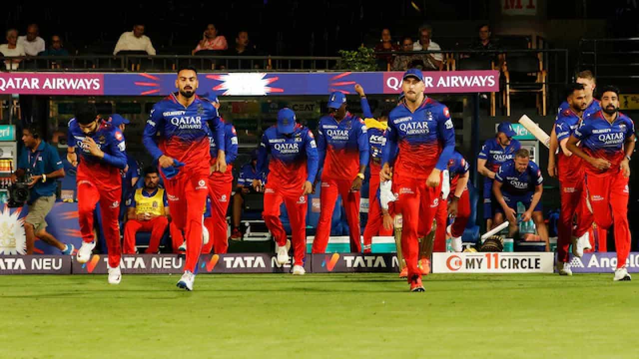 IPL 2024: ಐಪಿಎಲ್ 2024 ರ 46 ಪಂದ್ಯಗಳು ಮುಗಿದಿವೆ. ಈಗಾಗಲೇ ಆರ್ಸಿಬಿ ತಂಡವು 10 ಪಂದ್ಯಗಳನ್ನಾಡಿದ್ದು, ಈ ವೇಳೆ 3 ಮ್ಯಾಚ್ಗಳಲ್ಲಿ ಜಯ ಸಾಧಿಸಿ 6 ಅಂಕಗಳನ್ನು ಪಡೆದುಕೊಂಡಿದೆ. ಇದಾಗ್ಯೂ ರಾಯಲ್ ಚಾಲೆಂಜರ್ಸ್ ಬೆಂಗಳೂರು ತಂಡ ಅಂಕ ಪಟ್ಟಿಯಲ್ಲಿ ಕೊನೆಯ ಸ್ಥಾನದಲ್ಲೇ ಉಳಿದುಕೊಂಡಿದೆ. ಇದಕ್ಕೆ ಮುಖ್ಯ ಕಾರಣ ಆರ್ಸಿಬಿ ತಂಡದ ನೆಟ್ ರನ್ ರೇಟ್. 6 ಅಂಕಗಳನ್ನು ಹೊಂದಿರುವ ಇತರೆ ತಂಡಗಳಿಗಿಂತ ಆರ್ಸಿಬಿ ಕಡಿಮೆ ನೆಟ್ ರನ್ ರೇಟ್ ಹೊಂದಿದ್ದು, ಹೀಗಾಗಿ ಪಾಯಿಂಟ್ಸ್ ಟೇಬಲ್ನಲ್ಲಿ ಕೊನೆಯ ಸ್ಥಾನದಲ್ಲೇ ಉಳಿದುಕೊಂಡಿದೆ. ಅದರಂತೆ ನೂತನ ಪಾಯಿಂಟ್ಸ್ ಟೇಬಲ್ ಈ ಕೆಳಗಿನಂತಿದೆ...