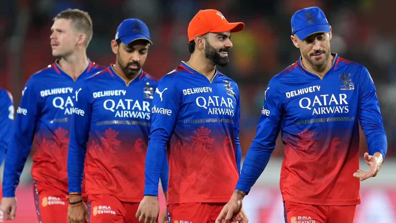ಇಂಡಿಯನ್ ಪ್ರೀಮಿಯರ್ ಲೀಗ್ (IPL 2024) ಸೀಸನ್ 17 ರಲ್ಲಿ ಸೋಲುಗಳಿಂದ ಕಂಗೆಟ್ಟಿದ್ದ ಆರ್ಸಿಬಿ ತಂಡವು ಇದೀಗ ಬ್ಯಾಕ್ ಟು ಬ್ಯಾಕ್ ಗೆಲುವು ದಾಖಲಿಸಿದೆ. ಮೊದಲಾರ್ಧದ 7 ಪಂದ್ಯಗಳಲ್ಲಿ ಕೇವಲ 1 ಜಯ ಸಾಧಿಸಿದ್ದ ಆರ್ಸಿಬಿ, ದ್ವಿತೀಯಾರ್ಧದಲ್ಲಿ 2 ಗೆಲುವು ಸಾಧಿಸಿದೆ. ಈ ಮೂಲಕ ಒಟ್ಟು 6 ಅಂಕಗಳನ್ನು ಕಲೆಹಾಕಿದೆ.