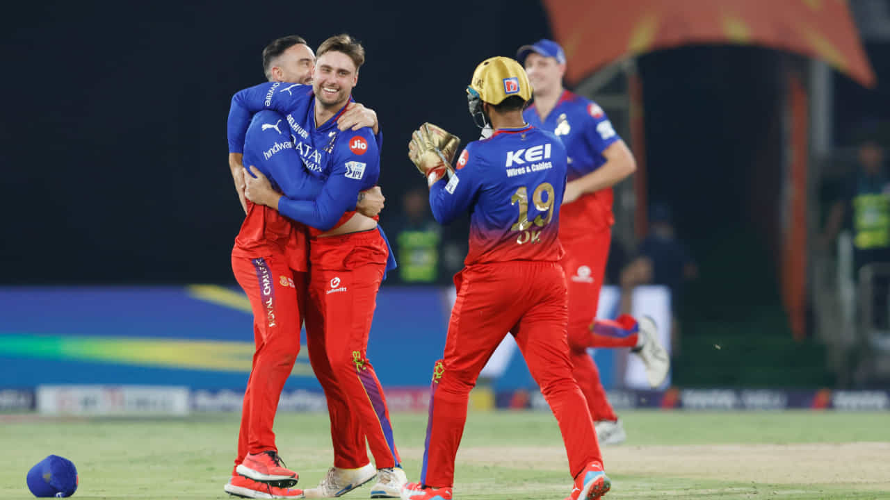 ಸನ್ರೈಸರ್ಸ್ ಹೈದರಾಬಾದ್ ವಿರುದ್ಧದ ಪಂದ್ಯದಲ್ಲಿ ಗೆಲುವಿನ ನಗೆ ಬೀರಿರುವ ಆರ್ಸಿಬಿ ಲೀಗ್ನಲ್ಲಿ ಎರಡನೇ ಗೆಲುವು ದಾಖಲಿಸಿದೆ. ಪಂದ್ಯದಲ್ಲಿ ಮೊದಲು ಬ್ಯಾಟ್ ಮಾಡಿದ ರಾಯಲ್ ಚಾಲೆಂಜರ್ಸ್ ಬೆಂಗಳೂರು ತಂಡ ನಿಗದಿತ 20 ಓವರ್ಗಳಲ್ಲಿ 206 ರನ್ ಕಲೆಹಾಕಿತು.