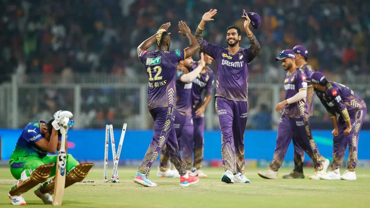 ಇಂಡಿಯನ್ ಪ್ರೀಮಿಯರ್ ಲೀಗ್ (IPL 2024) ಸೀಸನ್ 17 ರಲ್ಲಿ ಆರ್ಸಿಬಿ ತಂಡವು 7ನೇ ಬಾರಿ ಸೋಲನುಭವಿಸಿದೆ. ಆದರೆ ಈ ಬಾರಿ ಸೋಲಿನ ಅಂತರ ಕೇವಲ 1 ರನ್ ಮಾತ್ರ. ಕೊಲ್ಕತ್ತಾದ ಈಡನ್ ಗಾರ್ಡನ್ಸ್ ಮೈದಾನದಲ್ಲಿ ನಡೆದ ಕೆಕೆಆರ್ ವಿರುದ್ಧದ ಪಂದ್ಯದಲ್ಲಿ ಆರ್ಸಿಬಿ ಕೊನೆಯ ಎಸೆತದಲ್ಲಿ ಸೋಲನುಭವಿಸಿತು. ಅದು ಕೂಡ ರನೌಟ್ ಆಗುವ ಮೂಲಕ ಎಂಬುದು ವಿಶೇಷ.
